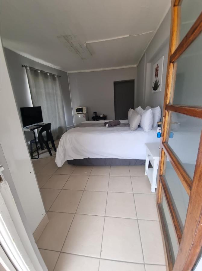 Stay At Home Airport Lodge เคมป์ตัน พาร์ค ภายนอก รูปภาพ
